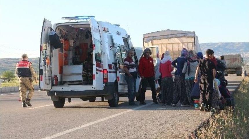 Tarım İş&ccedil;ilerini Taşıyan Kamyonet Kaza Yaptı: 5 Yaralı