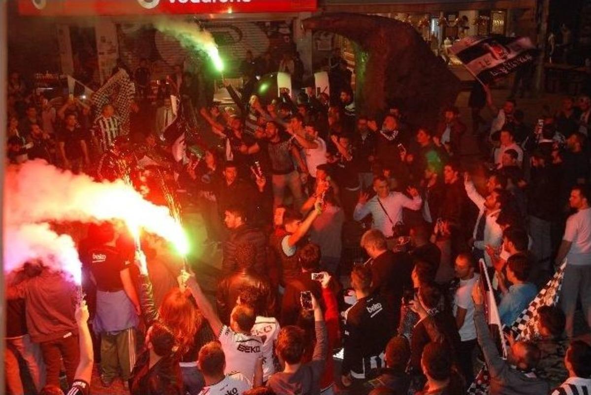 Beşiktaş Taraftarı Şampiyonluk Kutlamalarına Erken Başladı