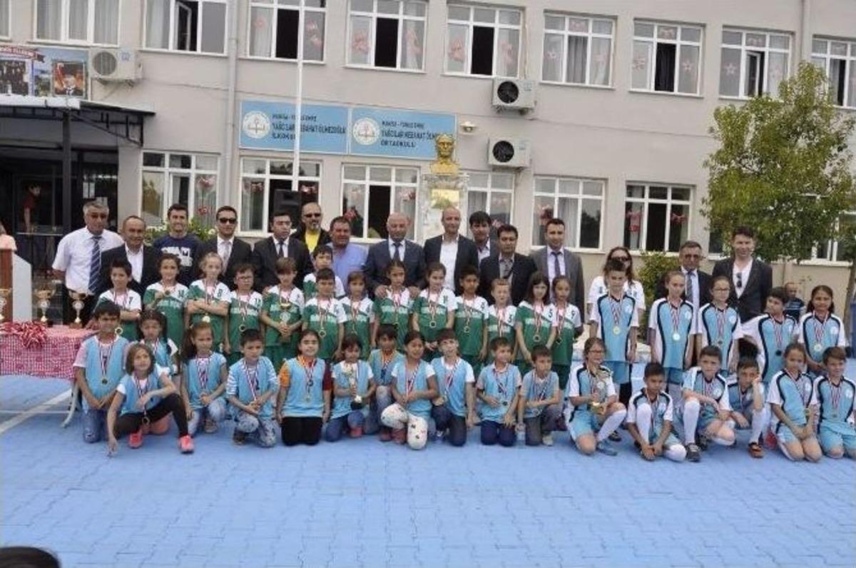 Geleneksel &Ccedil;ocuk Oyunları &Ouml;d&uuml;l T&ouml;reni Yapıldı