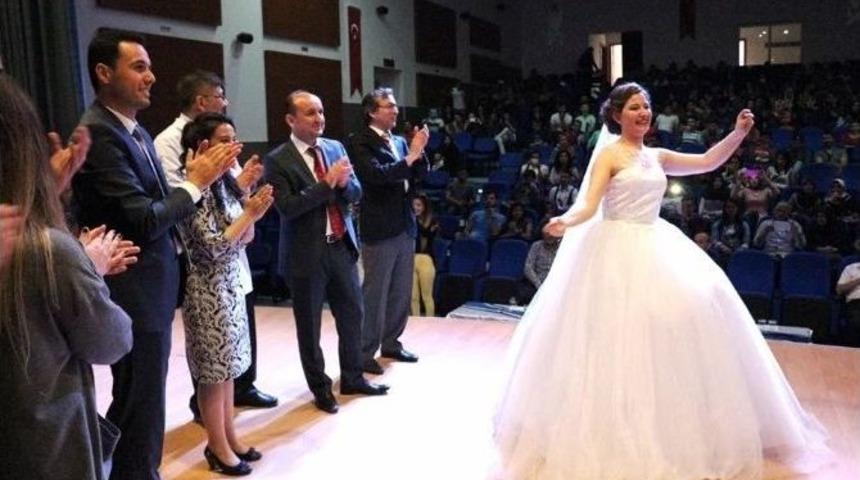 Defilenin Finali D&uuml;ğ&uuml;n Gibi Bitti