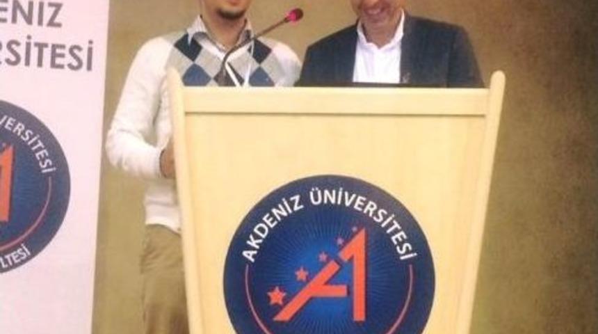 Ad&uuml; İletişim Fak&uuml;ltesi Dekanına Uluslararası Kongrede &rsquo;en İyi Bildiri &Ouml;d&uuml;l&uuml;&rsquo;