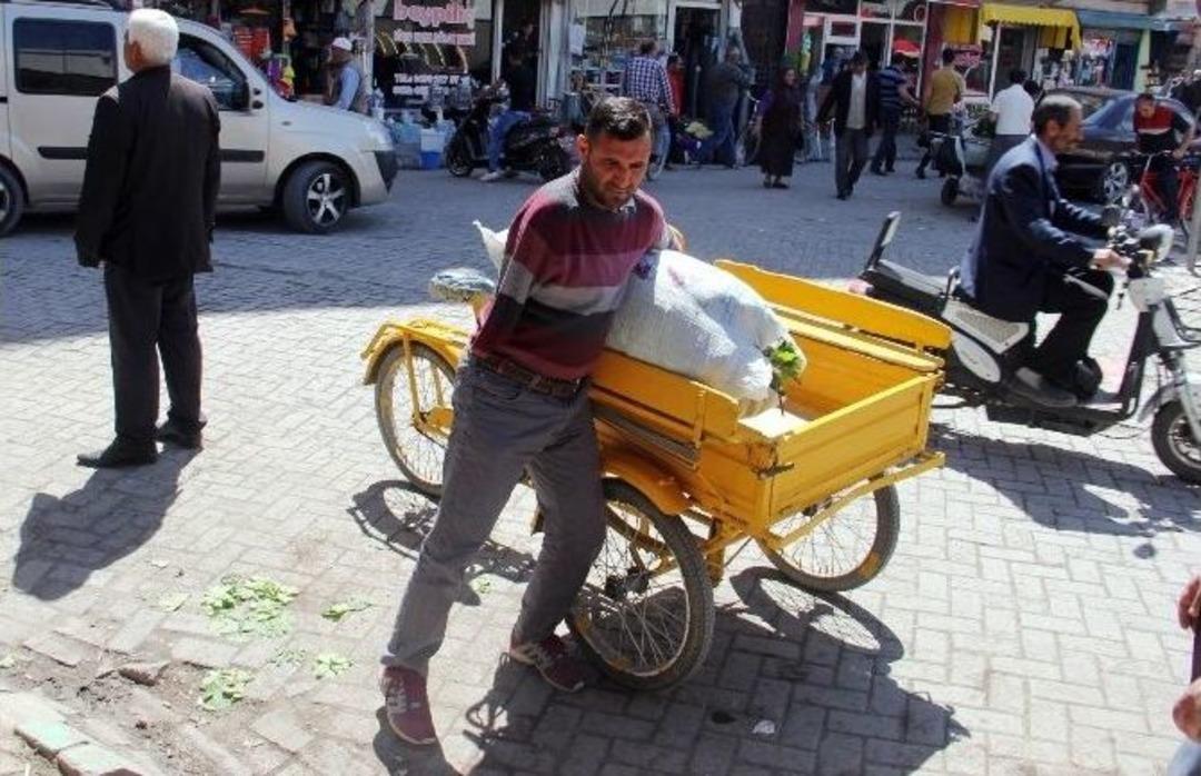 Tek Koluyla Hamallık Yaparak Yedi N&uuml;fusa Bakıyor
