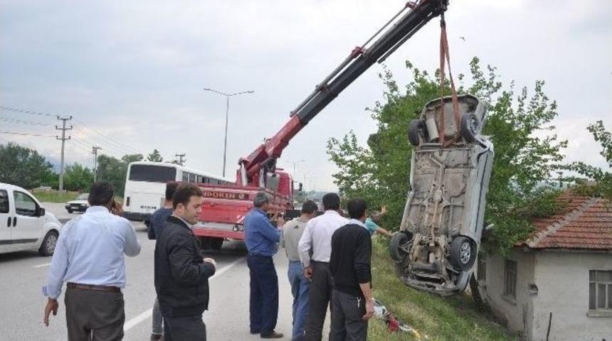 Otomobil Evin Bah&ccedil;esine U&ccedil;tu