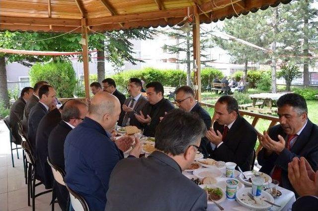 Yıldız Öğrenci Yurdu Yararına Düzenlenen Kermes Açıldı 3