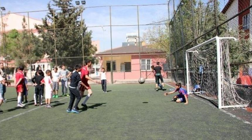 Kilis&rsquo;teki Suriyeli &Ccedil;ocuklar Futbolla Yaşama Tutundu