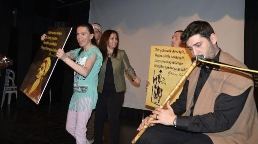 Engelli Bireylerden Yunusemre&rsquo;de Şiir Ve M&uuml;zik Dinletisi