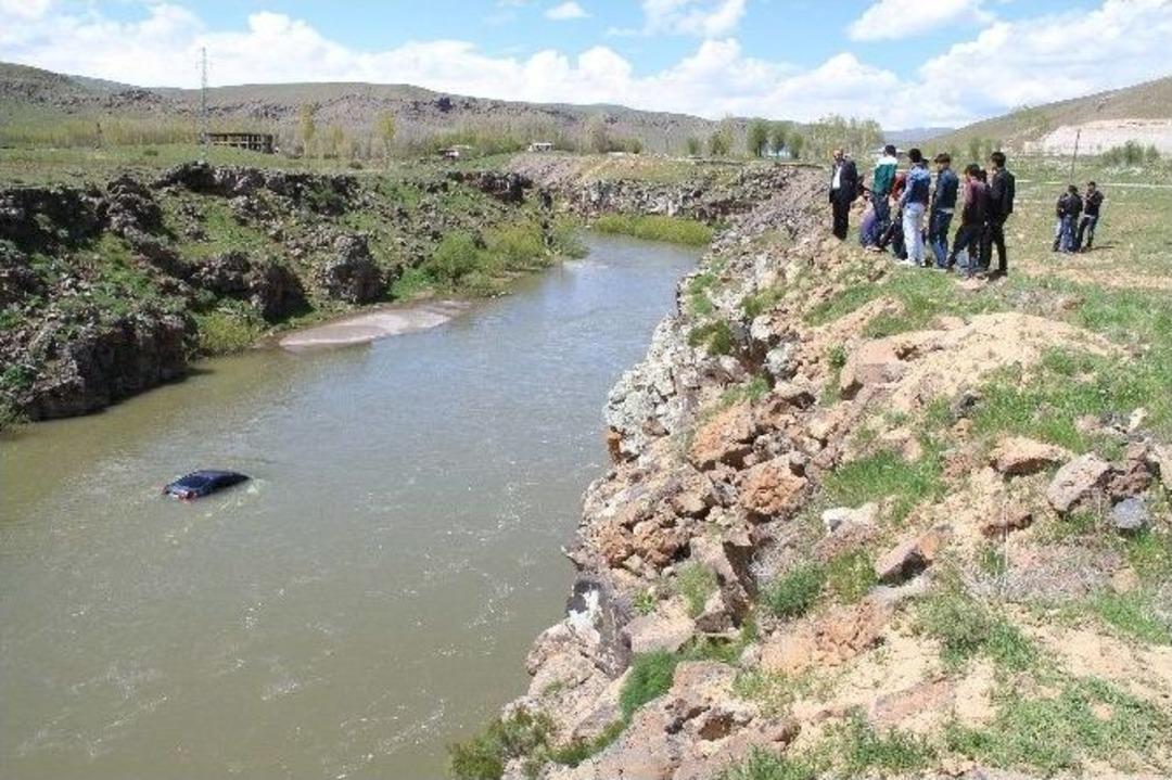 El Freni &Ccedil;ekilmeyen Ara&ccedil; &Ccedil;aya D&uuml;şt&uuml;