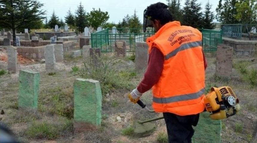 Melikgazi Belediyesince Mezarlıklarda Temizlik Ve Bakım &Ccedil;alışması