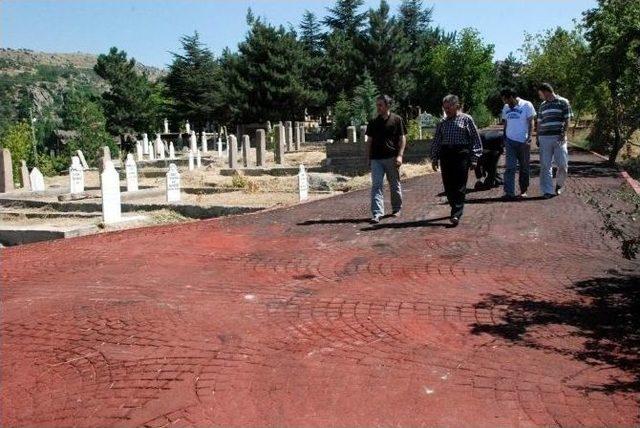 Melikgazi Belediyesince Mezarlıklarda Temizlik Ve Bakım Çalışması