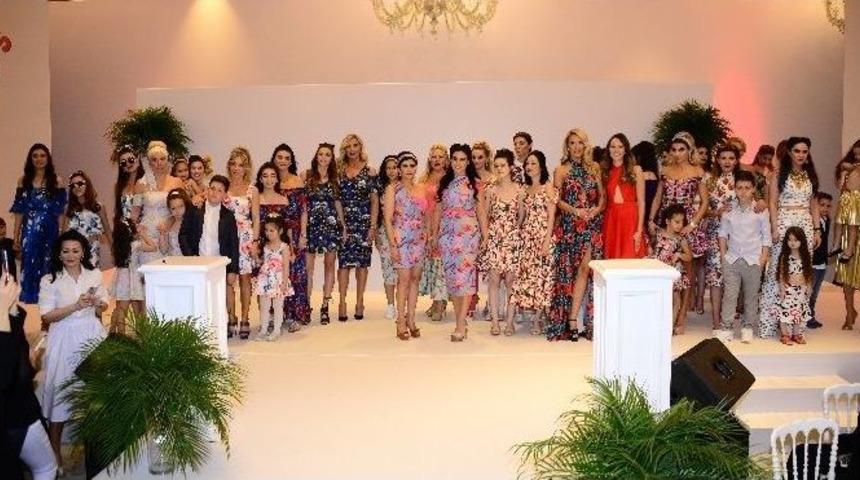 &Uuml;nl&uuml; Annelerden Podyumda 60&rsquo;lar R&uuml;zgarı