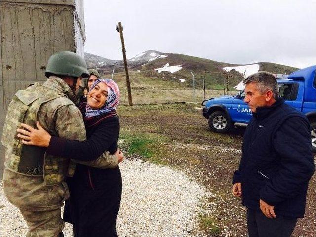 Nöbet Tutan Mehmetçiğe ’anneler Günü’ Sürprizi