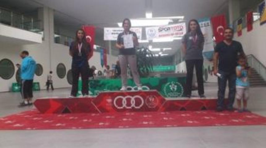 Atıcılar Madalya İle D&ouml;nd&uuml;