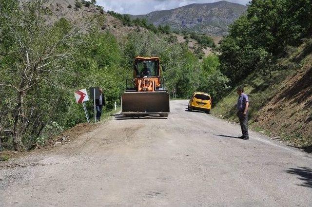 Tunceli&rsquo;de Karayoluna D&ouml;şenen Patlayıcıları İmha Etmek İ&ccedil;in Operasyon Başlatıldı 1