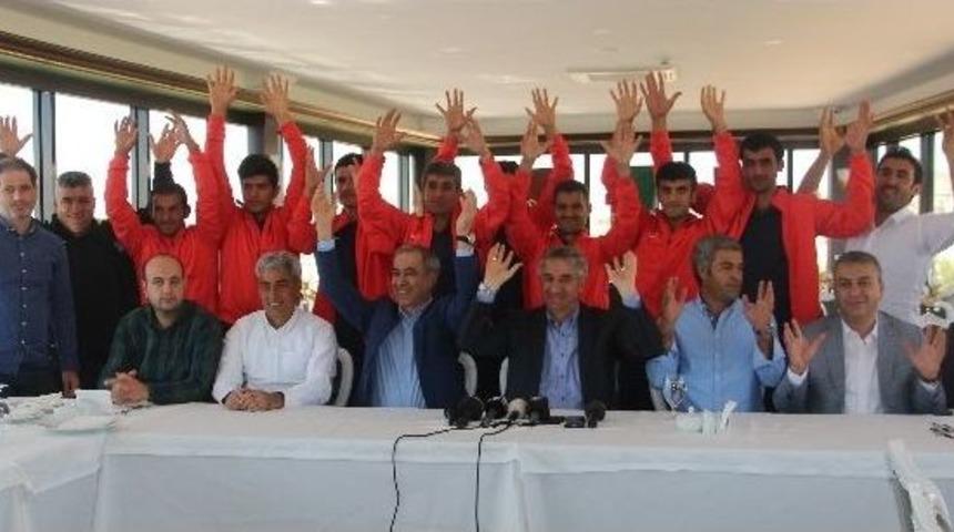 Başkan Yanılmaz, İşitme Engelli Futbolcularla Bir Araya Geldi