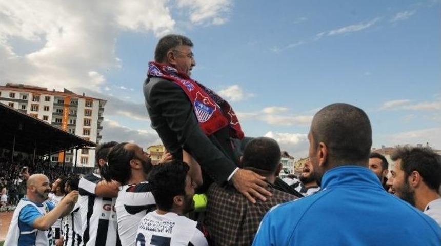 Taraftarlardan Niğde Belediye Başkanı Faruk Akdoğan&rsquo;a Sevgi Seli