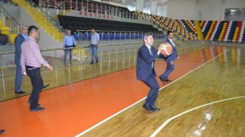 Tbmm Başkan Vekili Aydın, 2 Bin 500 Kişilik Spor Salonunda İncelemelerde Bulundu