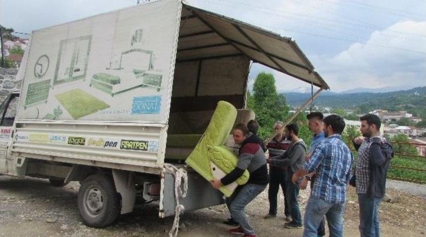 Yurtkur&rsquo;lu &Ouml;ğrencilerden İhtiya&ccedil; Sahiplerine Yardım