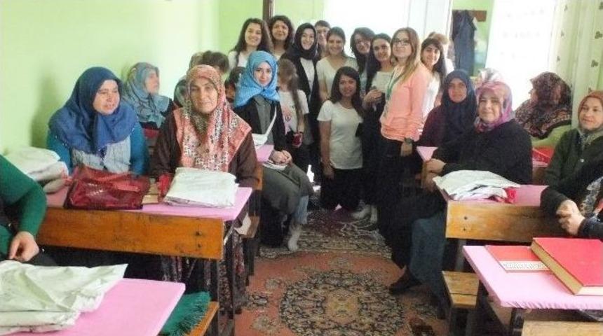 &Uuml;niversite &Ouml;ğrencilerinden K&ouml;y Halkına Anlamlı Eğitim