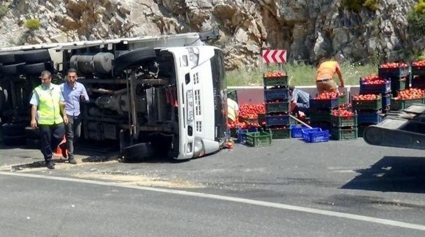Domates Y&uuml;kl&uuml; Kamyon Devrildi