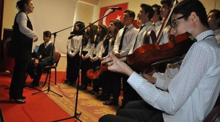 Yunus Emre Şiirleriyle Anıldı