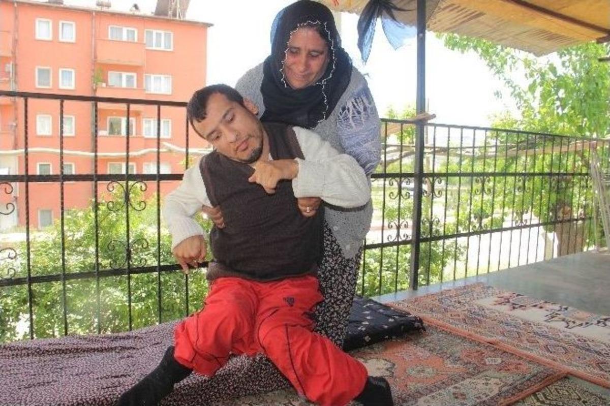 (&ouml;zel Haber) Engelli &Ccedil;ocuklarına Bebek Gibi Bakıyor
