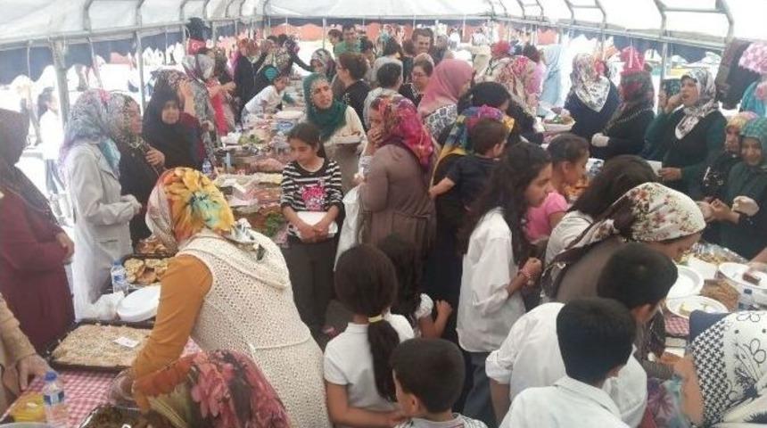 Okul Yararına &Ouml;ğrenci Velileri Kermes D&uuml;zenledi