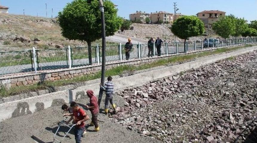 İncesu Belediyesi Temiz Bir İncesu İ&ccedil;in Dere Islah &Ccedil;alışmalarını S&uuml;rd&uuml;r&uuml;yor