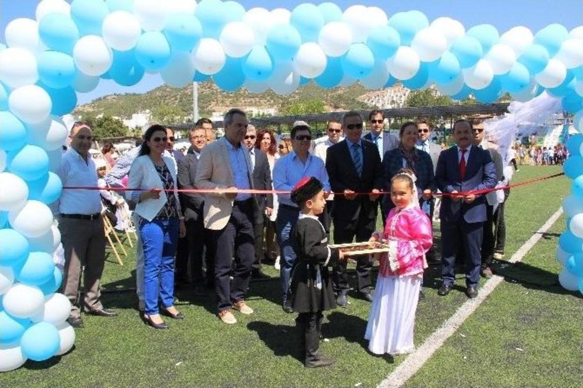 &Ccedil;ocuklar Oyuncaklarını Sergiledi