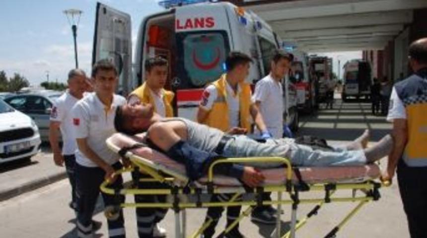 Motosiklet Yayaya &Ccedil;arptı: 2 Yaralı