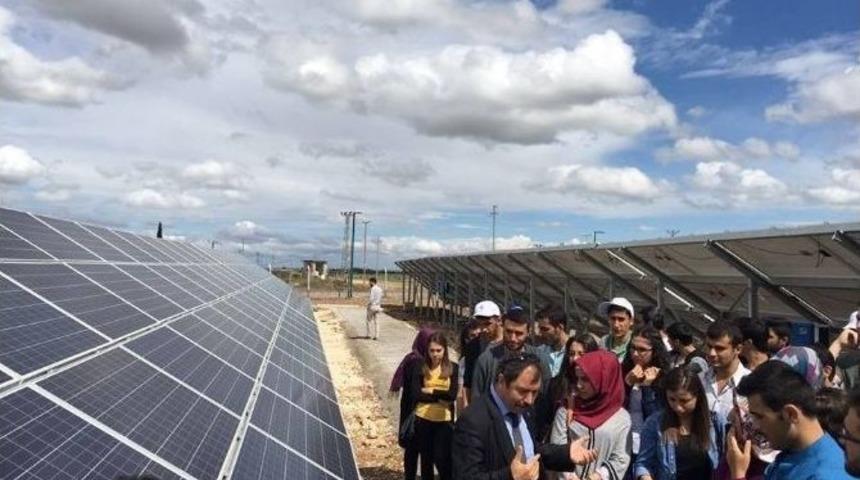 &Uuml;niversite &Ouml;ğrencileri G&uuml;neş Enerjisi Santralini Gezdi