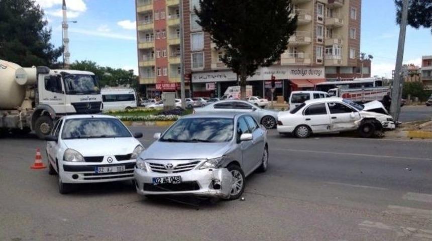 3 Otomobil &Ccedil;arpıştı: 3 Yaralı