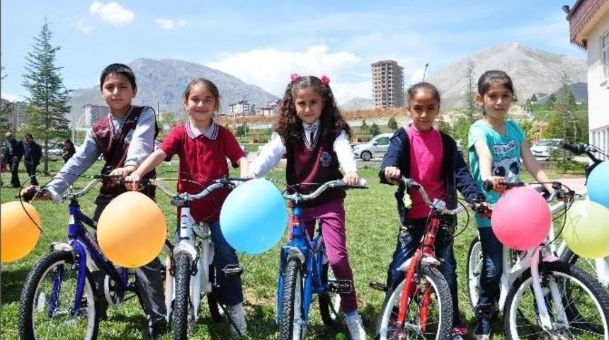 Elbistan&rsquo;da 49 &Ouml;ğrenciye Daha Bisiklet Dağıtıldı