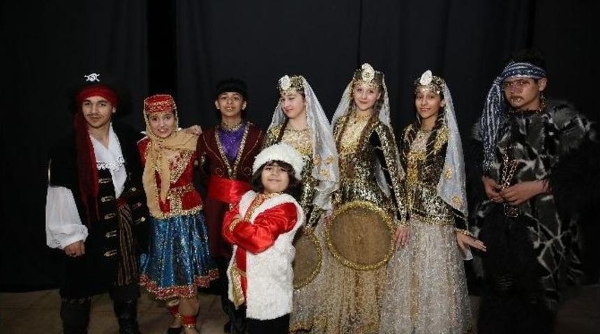 Festivalin İlk Oyunu Kardeş &Uuml;lkeden