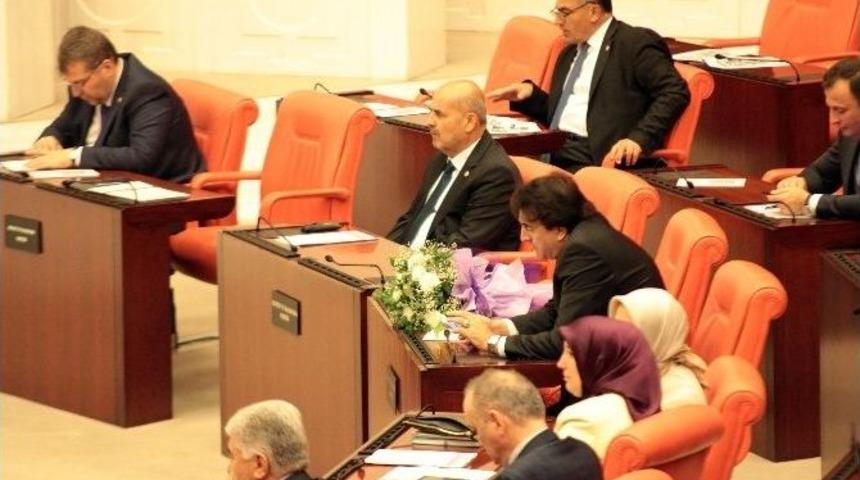 Chp Ankara Milletvekili Sarıhan, Genel Kurul&rsquo;da Her Parti Grubuna &Ccedil;i&ccedil;ek Verdi