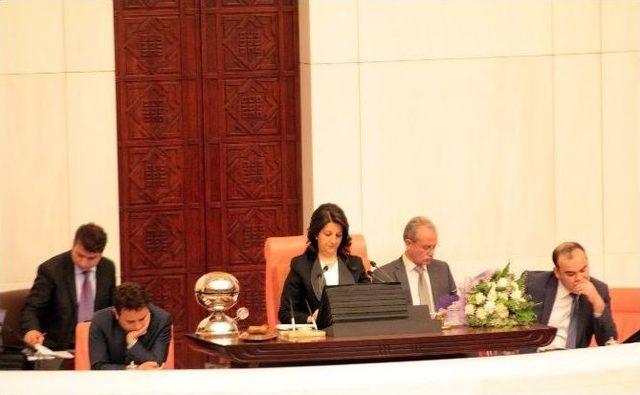 Chp Ankara Milletvekili Sarıhan, Genel Kurul’da Her Parti Grubuna Çiçek Verdi 1