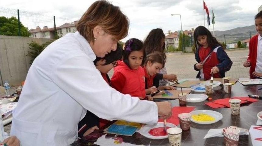 &Uuml;nl&uuml; Ressam Su Y&uuml;cel, &Ouml;ğrencilerle Bir Araya Geldi