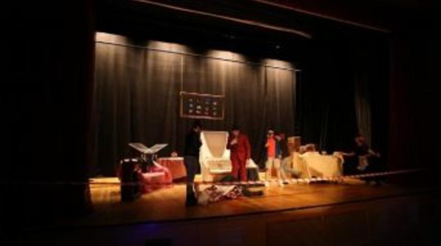 Genç Tiyatrocular ‘cimri’yi Sahneledi