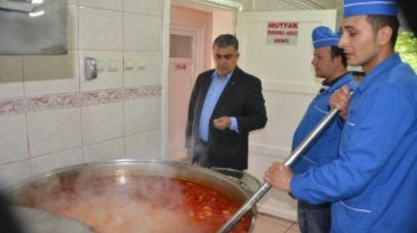 Ereğli Belediyesi G&uuml;nl&uuml;k Bin 500 Kişiye Sıcak Yemek Dağıtıyor