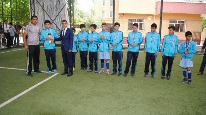 G&ouml;lbaşı İl&ccedil;esinde 8.sınıflar Futbol Turnuvası Sona Erdi