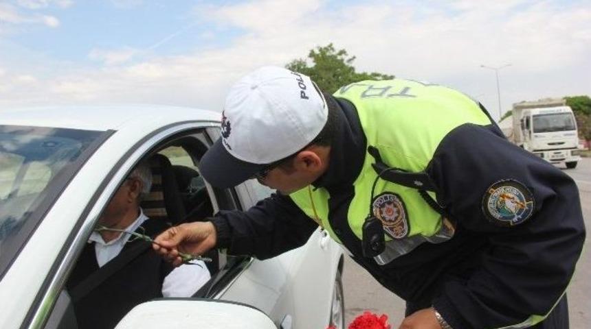 Trafik Polisleri S&uuml;r&uuml;c&uuml;lere Karanfil Dağıttı