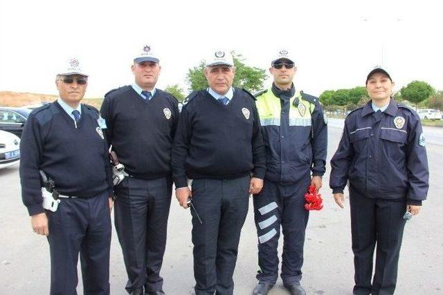 Trafik Polisleri S&uuml;r&uuml;c&uuml;lere Karanfil Dağıttı 2