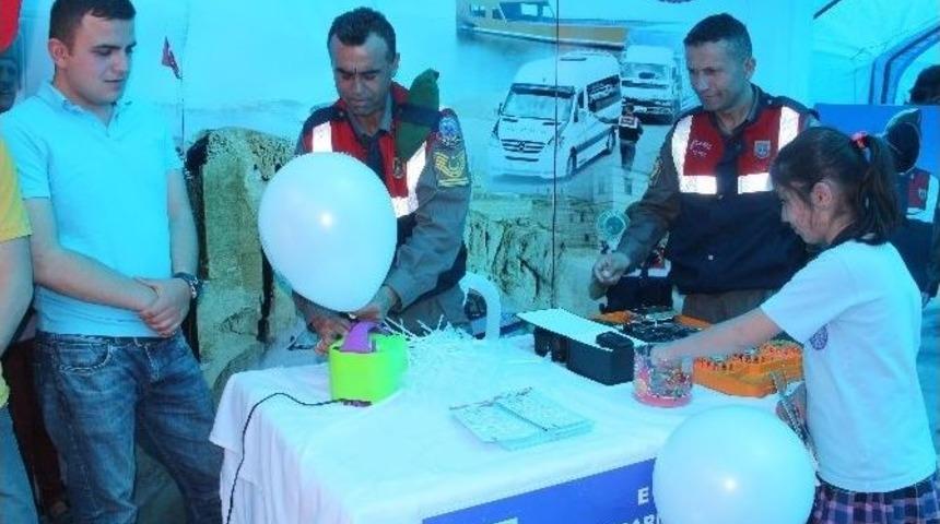 Elazığ&rsquo;da &lsquo;karayolu Trafik G&uuml;venliği Haftası&rsquo; Nedeniyle Stant A&ccedil;ıldı