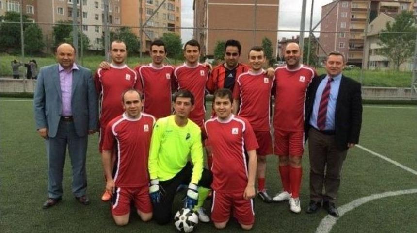 Kartepe Belediyesinin Futbol Turnuvası S&uuml;r&uuml;yor