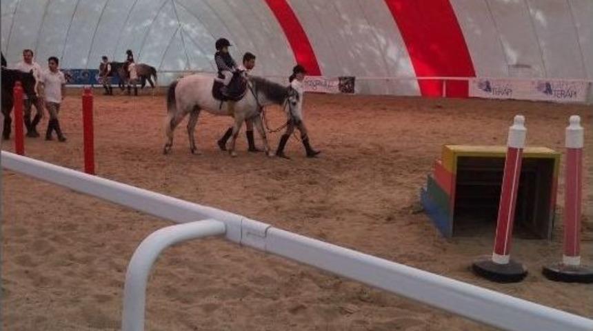 Otizmli &Ccedil;ocuklara Veliefendi&rsquo;de Atla Terapi