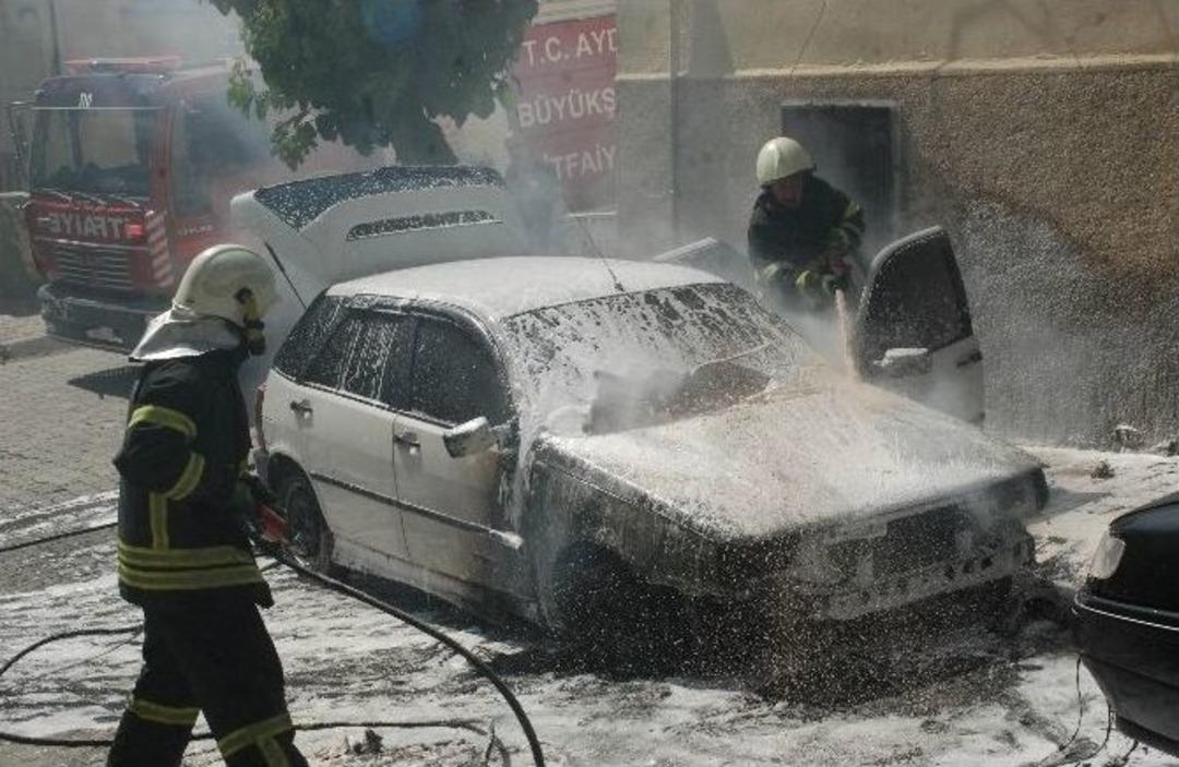 İtfaiyecilerden Alev Topuna D&ouml;nen Araca Cesur M&uuml;dahale