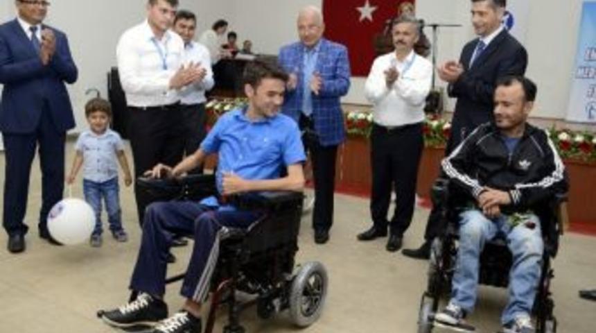 Engellilere 36 Adet Ak&uuml;l&uuml; Sandalye Dağıtıldı