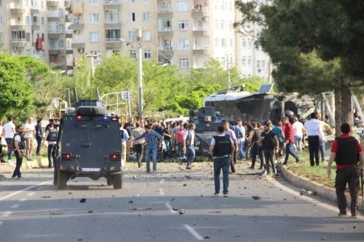 Diyarbakır&rsquo;da Polis Servisine Bombalı Saldırı: 12 Yaralı