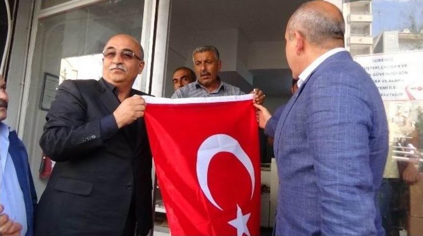 Roketli Saldırıya Uğrayan Kilis&rsquo;te İş Yerlerini A&ccedil;an Esnafa T&uuml;rk Bayrağı Dağıtıldı
