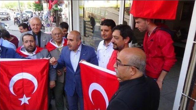 Roketli Saldırıya Uğrayan Kilis’te İş Yerlerini Açan Esnafa Türk Bayrağı Dağıtıldı