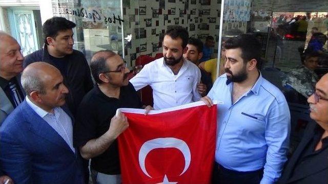 Roketli Saldırıya Uğrayan Kilis’te İş Yerlerini Açan Esnafa Türk Bayrağı Dağıtıldı